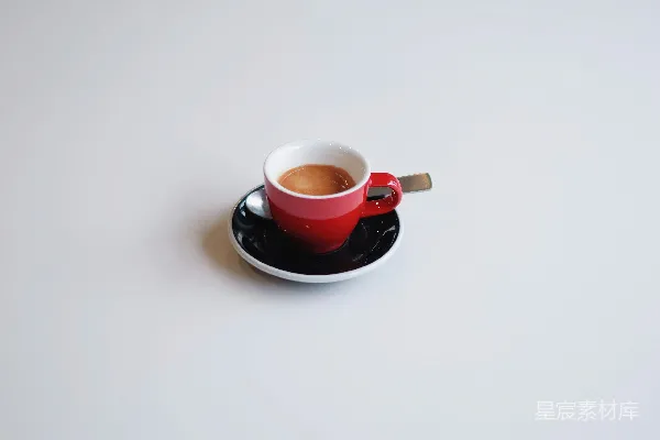 高清摄影 一杯意式咖啡放在托盘上。