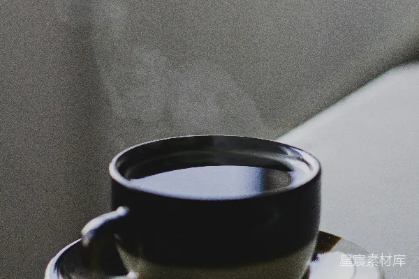 高清摄影 黑色陶瓷马克杯搭配棕色和白色的陶瓷托盘