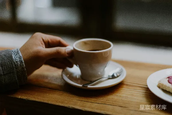 高清摄影 手持白色陶瓷茶杯的人
