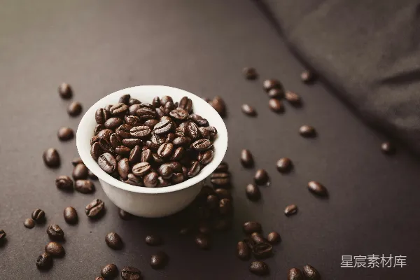 高清摄影 白瓷杯中溢出的 roasted 咖啡豆