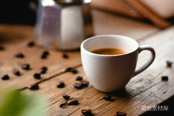 高清摄影 棕色木桌上的白色陶瓷茶杯