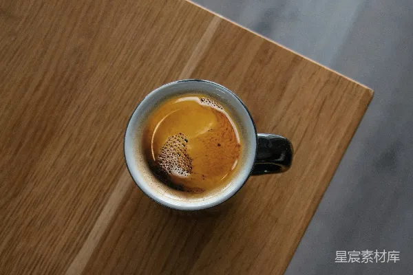 高清摄影 黑色陶瓷 mug 放在棕色木制桌子上