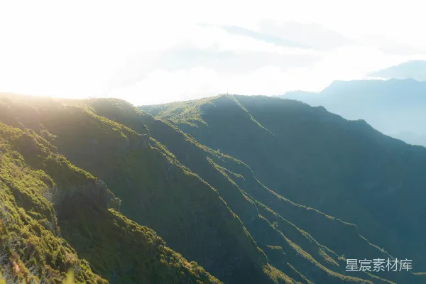 阳光洒在山峦和山谷中
