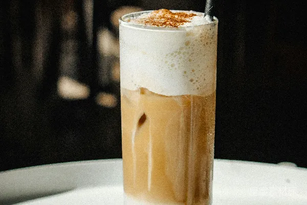 高清摄影 冰咖啡加奶泡和吸管。