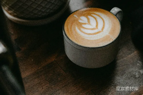 高清摄影 一杯卡布奇诺放在一张木制的桌子上