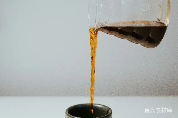高清摄影 有人往蓝色陶瓷 mug 中倒水
