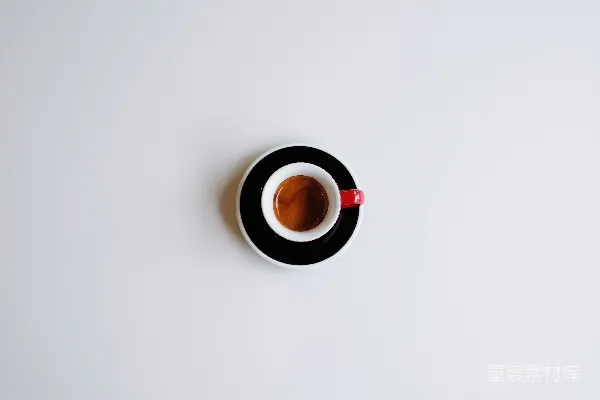 高清摄影 这是短文案：一杯浓缩咖啡的照片，装在一个小杯子里。