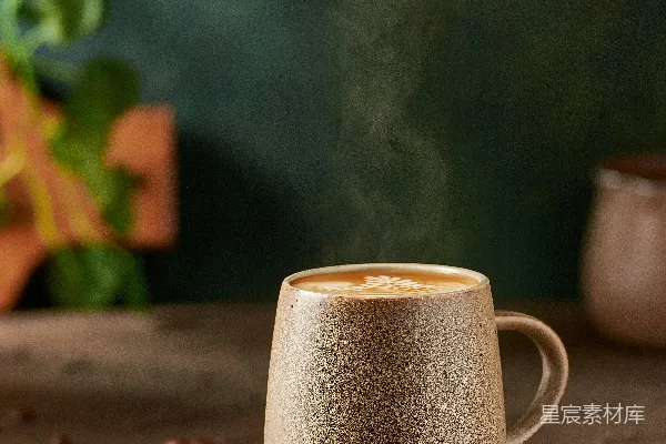 高清摄影 棕色木桌上的白色陶瓷 mug