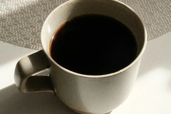 高清摄影 咖啡坐在 mug 中，沐浴在阳光下。