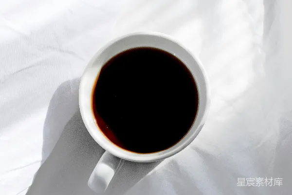 高清摄影 白色陶瓷 mug 放在白色纺织品上