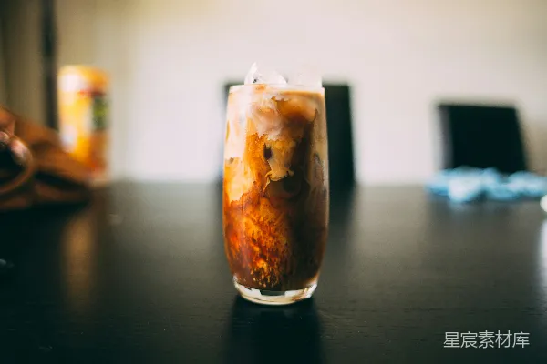 高清摄影 棕色液体装在透明的 drinking glass 内