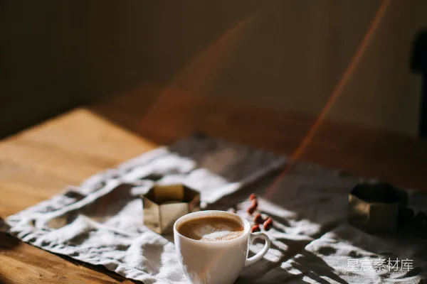 高清摄影 餐垫上方桌子上有一个咖啡杯，旁边是烟灰缸。