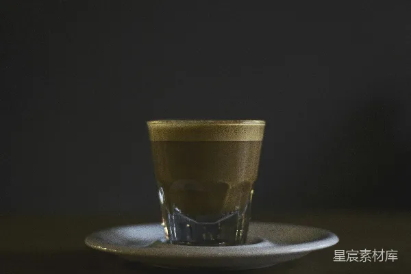 高清摄影 咖啡填充在茶杯垫上