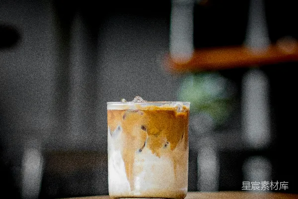 高清摄影 一杯液体放在一张木桌上面