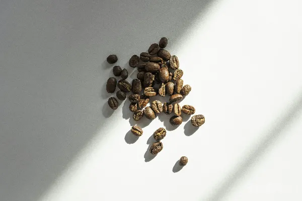 高清摄影 棕色的咖啡豆放在白色桌面上