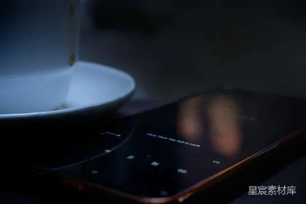 高清摄影 桌子上一张手机的照片