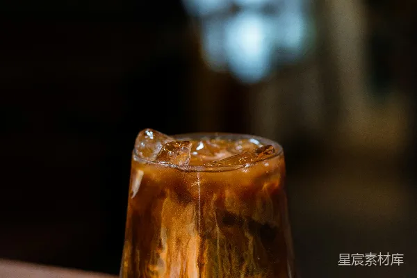 高清摄影 一杯装满液体的玻璃杯放在木质桌面上