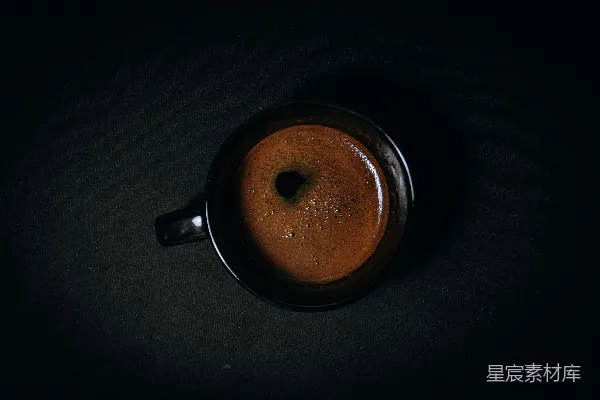 高清摄影 黑色陶瓷杯中盛有棕色液体