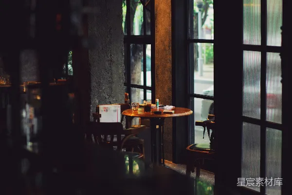 高清摄影 桌子上放着一个玻璃杯。