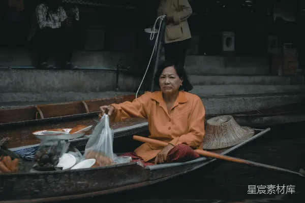 橙色夹克的女人在白天乘船航行