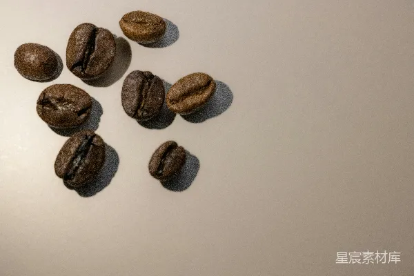 高清摄影 桌上堆放着一撮咖啡豆