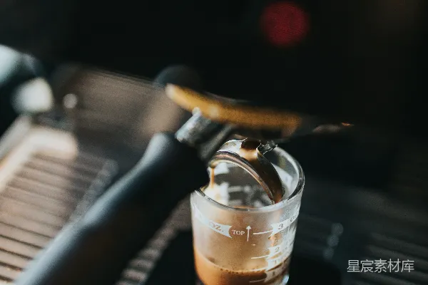 高清摄影 黑咖啡 maker 的近照，清晰玻璃杯的擦拭