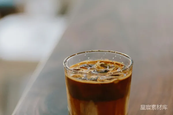 高清摄影 玻璃杯中的冰咖啡加奶油