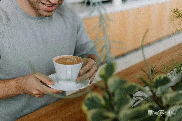高清摄影 浅聚焦人像，手拿白陶瓷茶杯和茶托