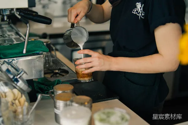 高清摄影 倒入清玻璃杯中的牛奶