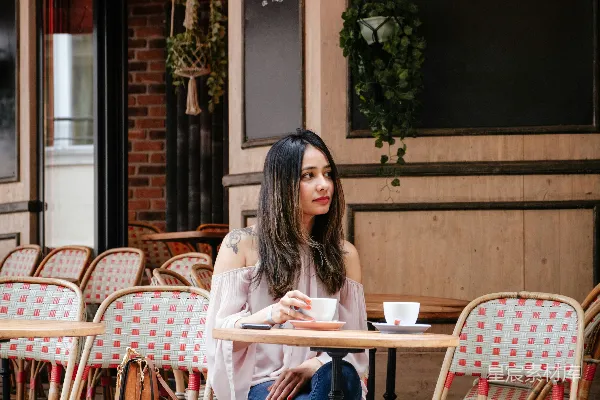 高清摄影 女人坐在桌子旁边的一张椅子上