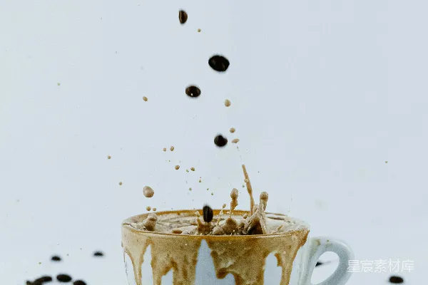 高清摄影 一杯咖啡豆倒入其中的一杯