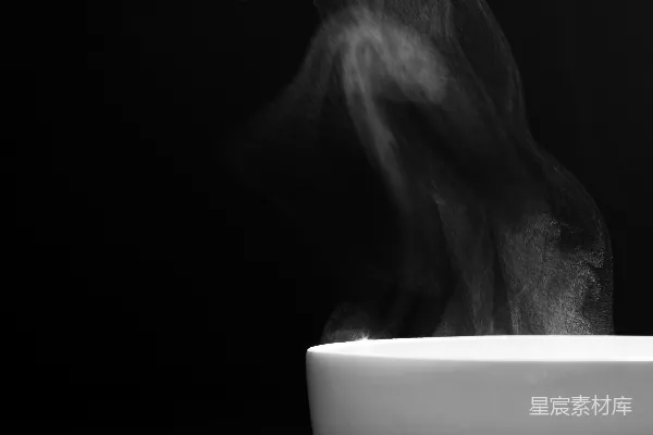 高清摄影 白瓷杯中盛着白液