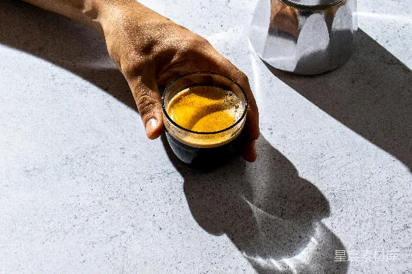 高清摄影 手持透明玻璃杯的人手中握着一杯棕色液体