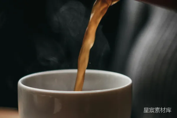 高清摄影 人正在用白陶瓷 mug 倒咖啡
