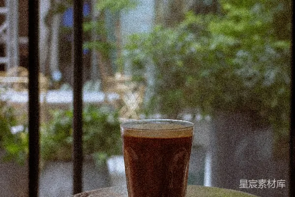 高清摄影 棕色木桌上的清 drinking glass