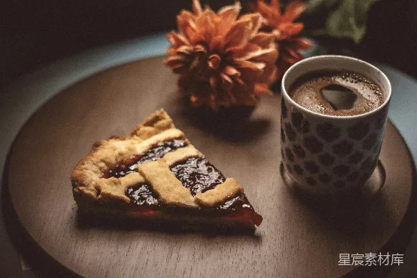 高清摄影 棕色木圆盘上的棕色和白色陶瓷 mug
