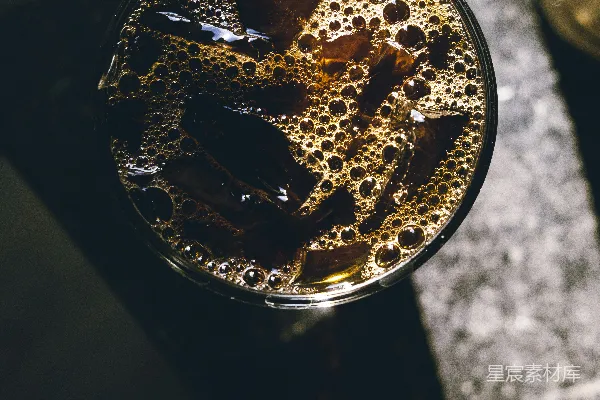 高清摄影 冰镇饮料在 drinking glass 中