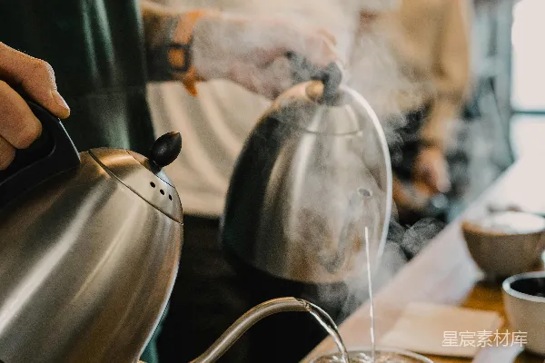 高清摄影 一个男人从茶壶中倒了一杯咖啡。