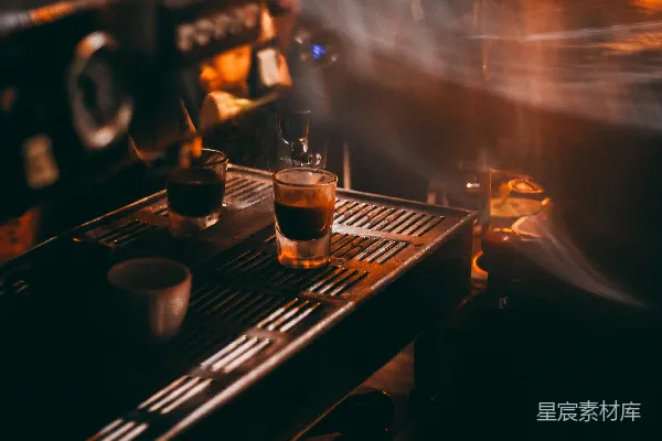高清摄影 带有蒸汽冒出的咖啡机