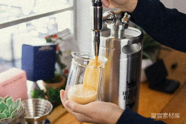 高清摄影 一个人正在往玻璃杯中倒饮料。