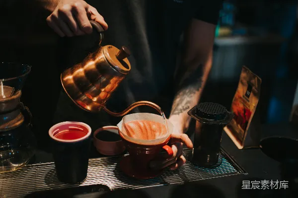 高清摄影 人将咖啡倒在褐色陶瓷 mug 中