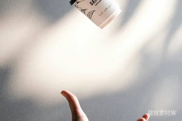 高清摄影 一只手接住了咖啡杯。
