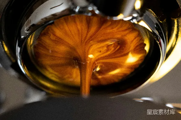 高清摄影 清空一个装有棕色液体的酒杯