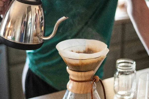 高清摄影 人正在倒茶