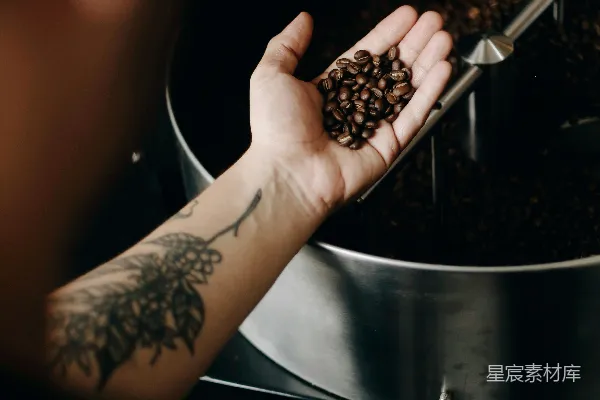 高清摄影 手持不锈钢碗的人，碗里有黑豆。