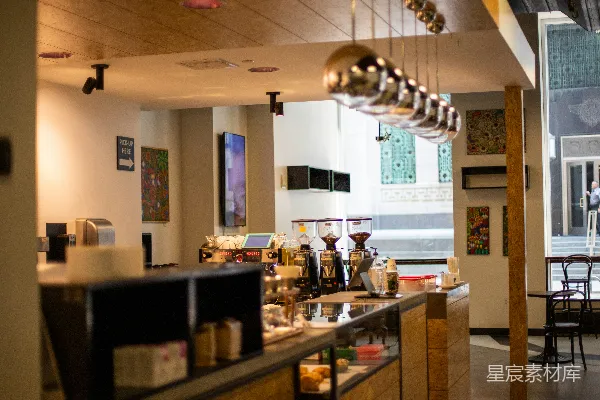 高清摄影 黑色上衣的男人站在柜台前