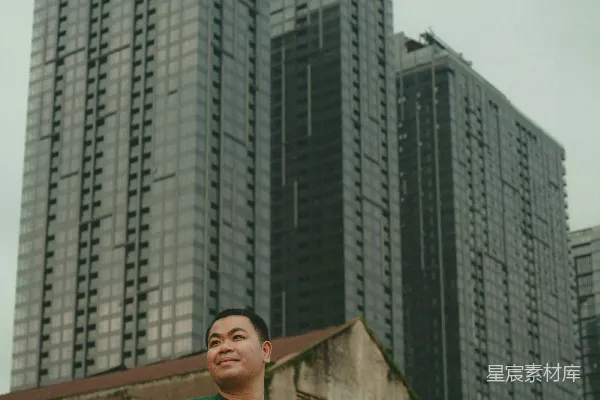 一个男人站在一座高楼前面
