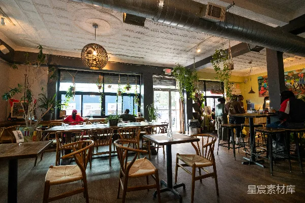 高清摄影 一间充满大量木质桌子和椅子的餐厅