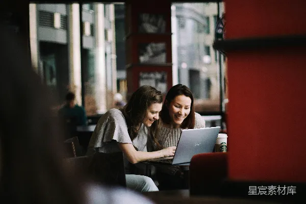 高清摄影 白上衣女子使用 MacBook
