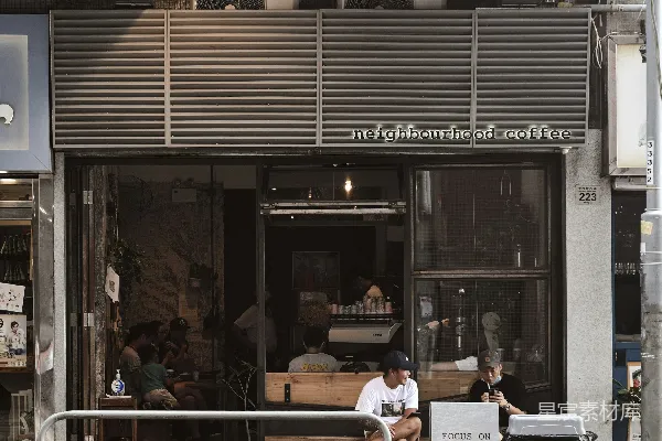 高清摄影 白天人们坐在商店前的长凳上